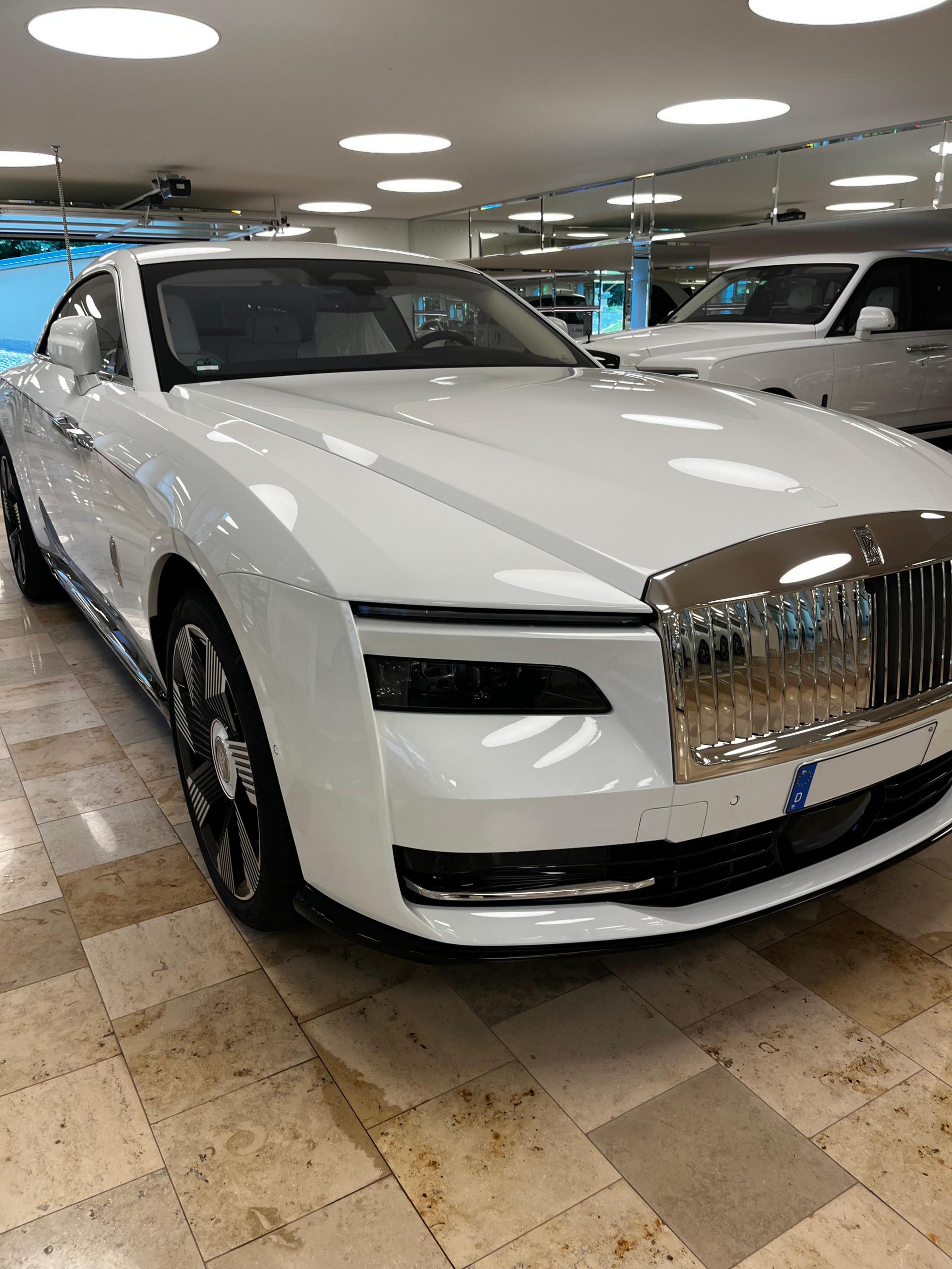 Detailorientierte Außenaufbereitung an einer Luxuslimousine – vergleichbares Vorgehen bei Leasingfahrzeugen