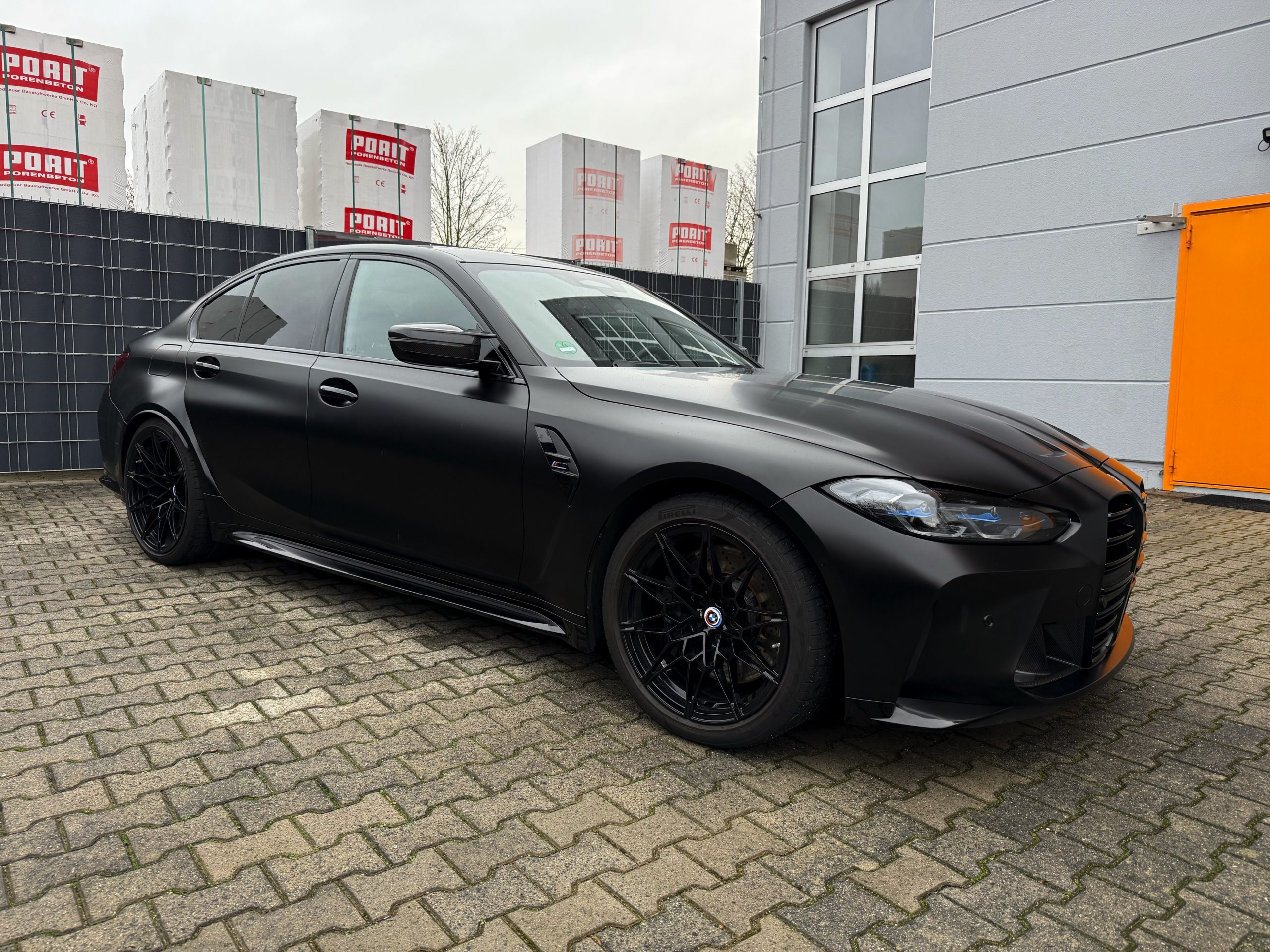 BMW M4 mit Satin Black Folierung