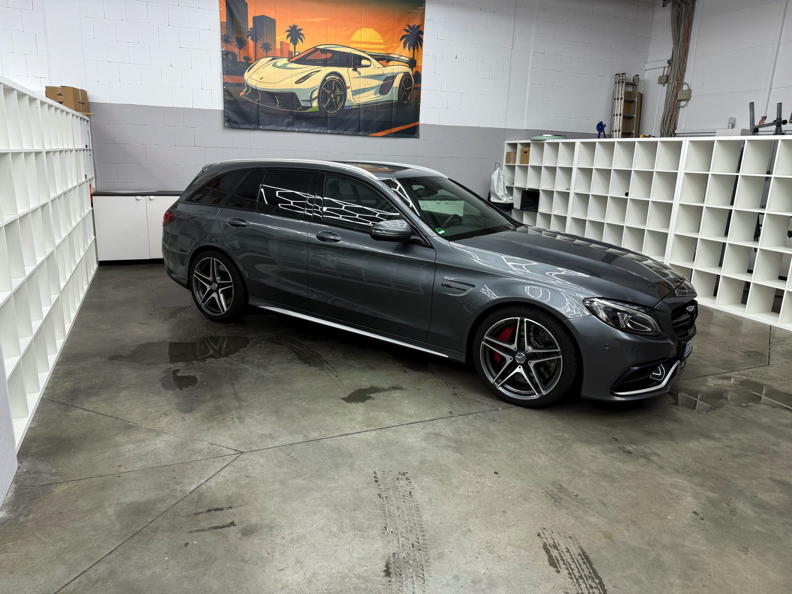 Fahrzeug mit Chrome Delete – schwarze Zierleisten und Fensterrahmen