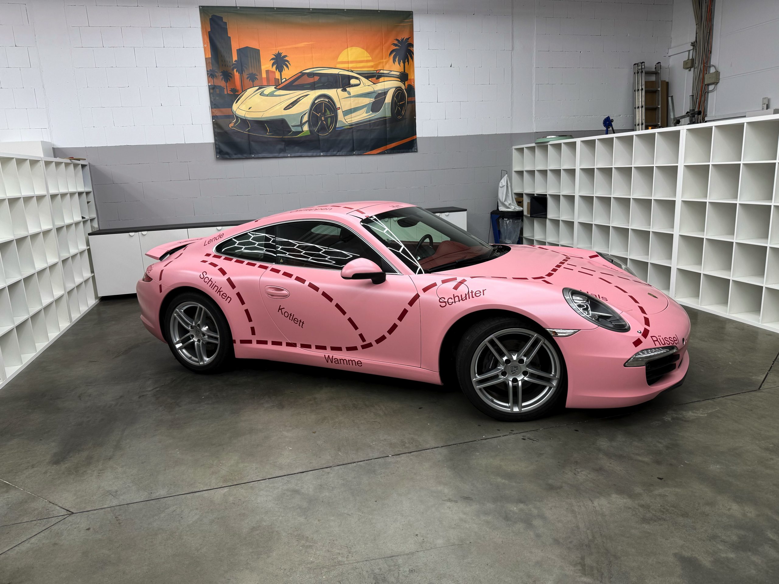 Professionelle Fahrzeug- und Werbebeschriftung – Beispiel-Fahrzeug mit Logo und Kontaktdaten