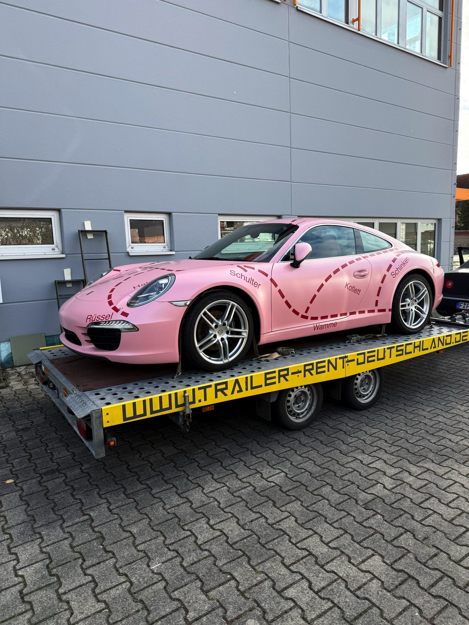 Fahrzeugtransport – Fahrzeug bereit zum Verladen