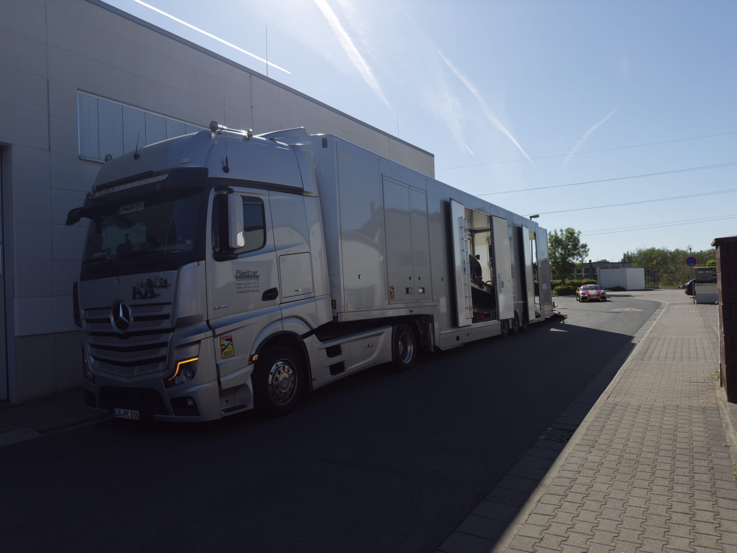 Fahrzeugtransport mit Trailer – WrapIndustries
