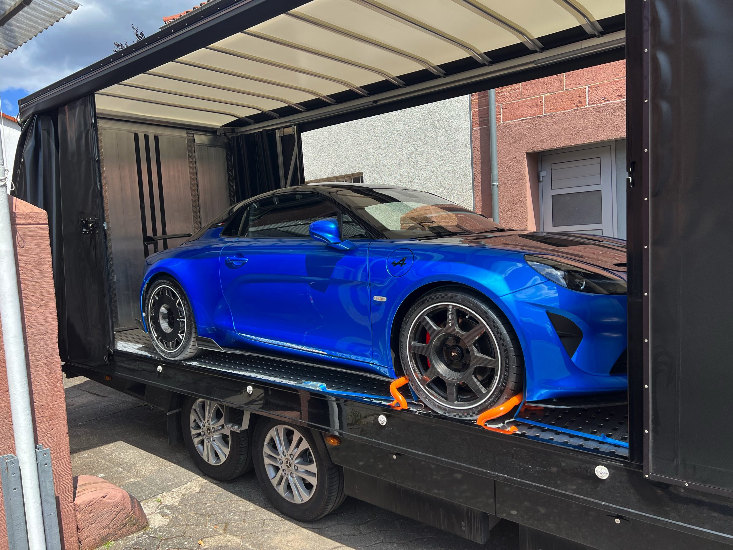 Fahrzeugtransport – Sportwagen vor dem Transport