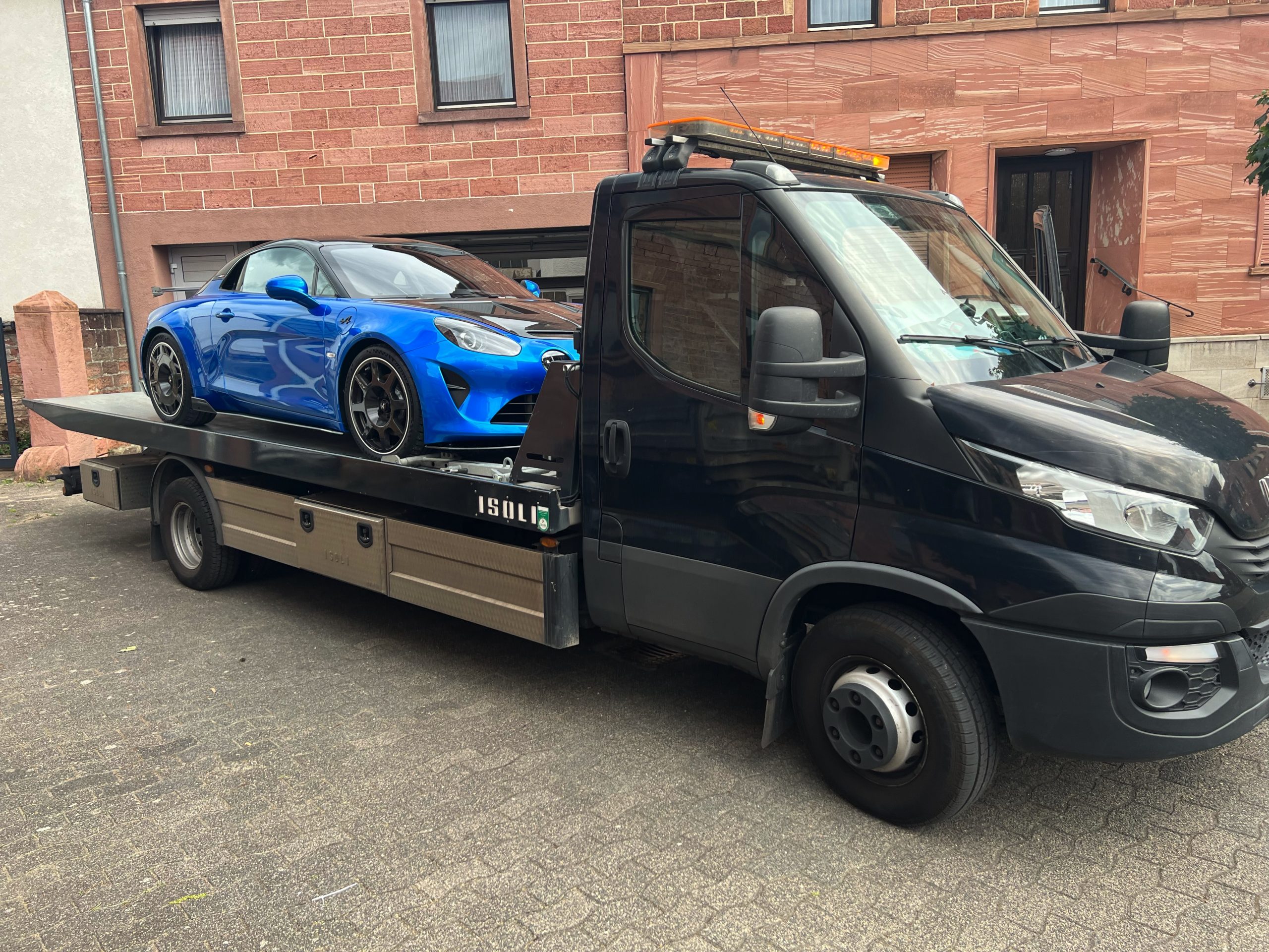 Fahrzeugtransport – Detailaufnahme Fahrzeug und Trailer