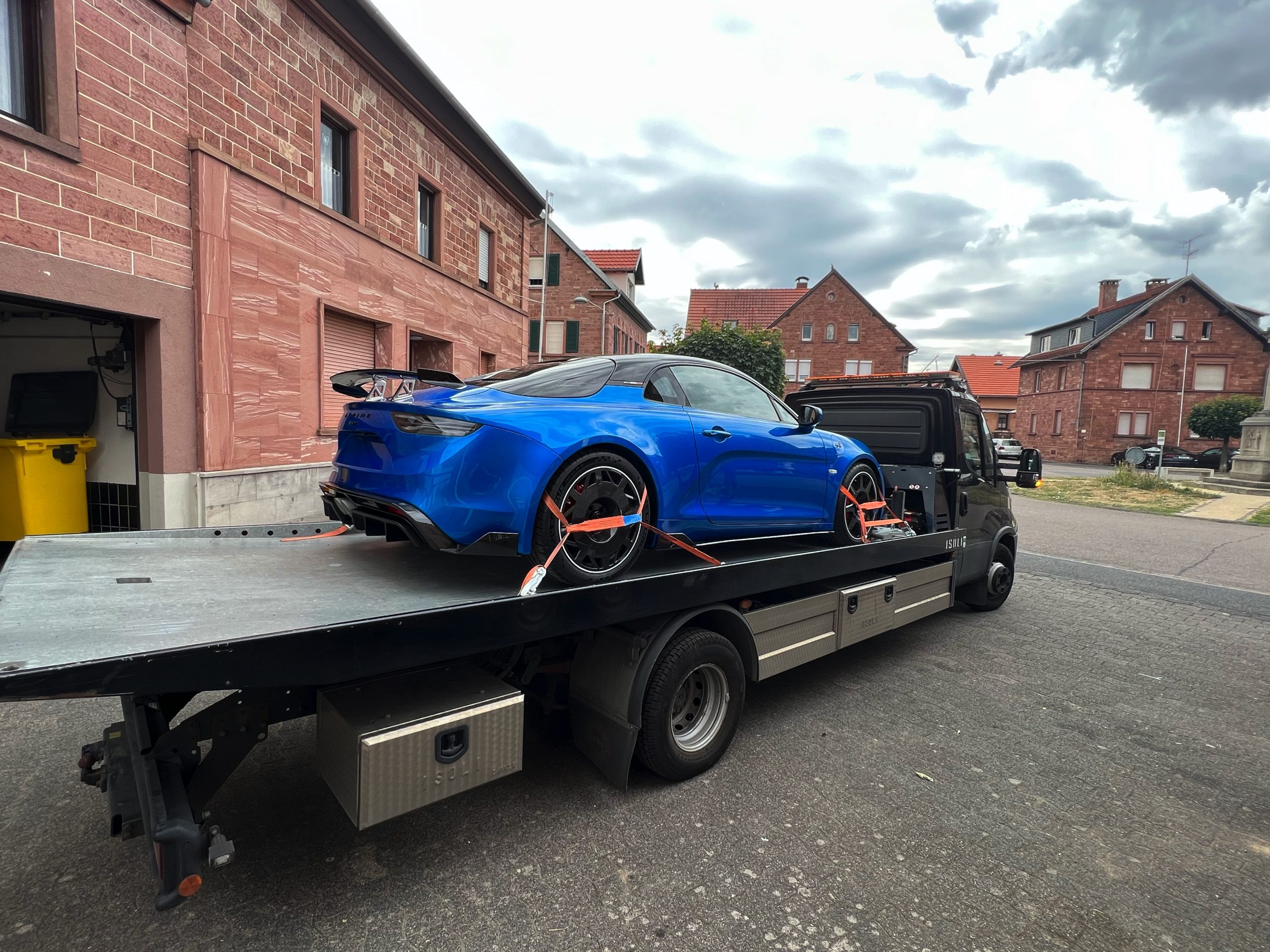 Fahrzeugtransport – Fahrzeug beim Entladen