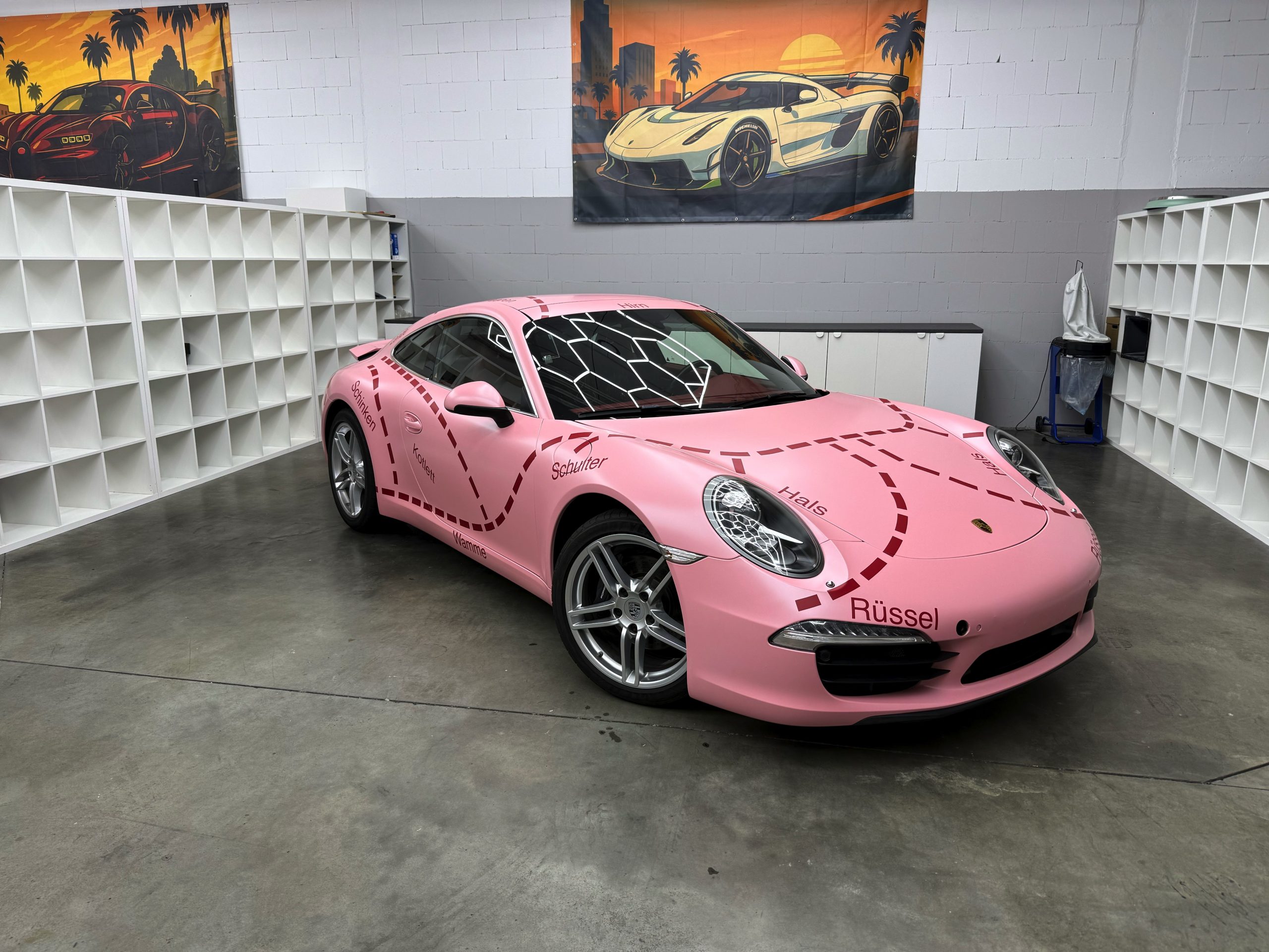 Porsche 911 Carrera im pinken Schwein-Pig Motorsport-Design, foliert bei WrapIndustries