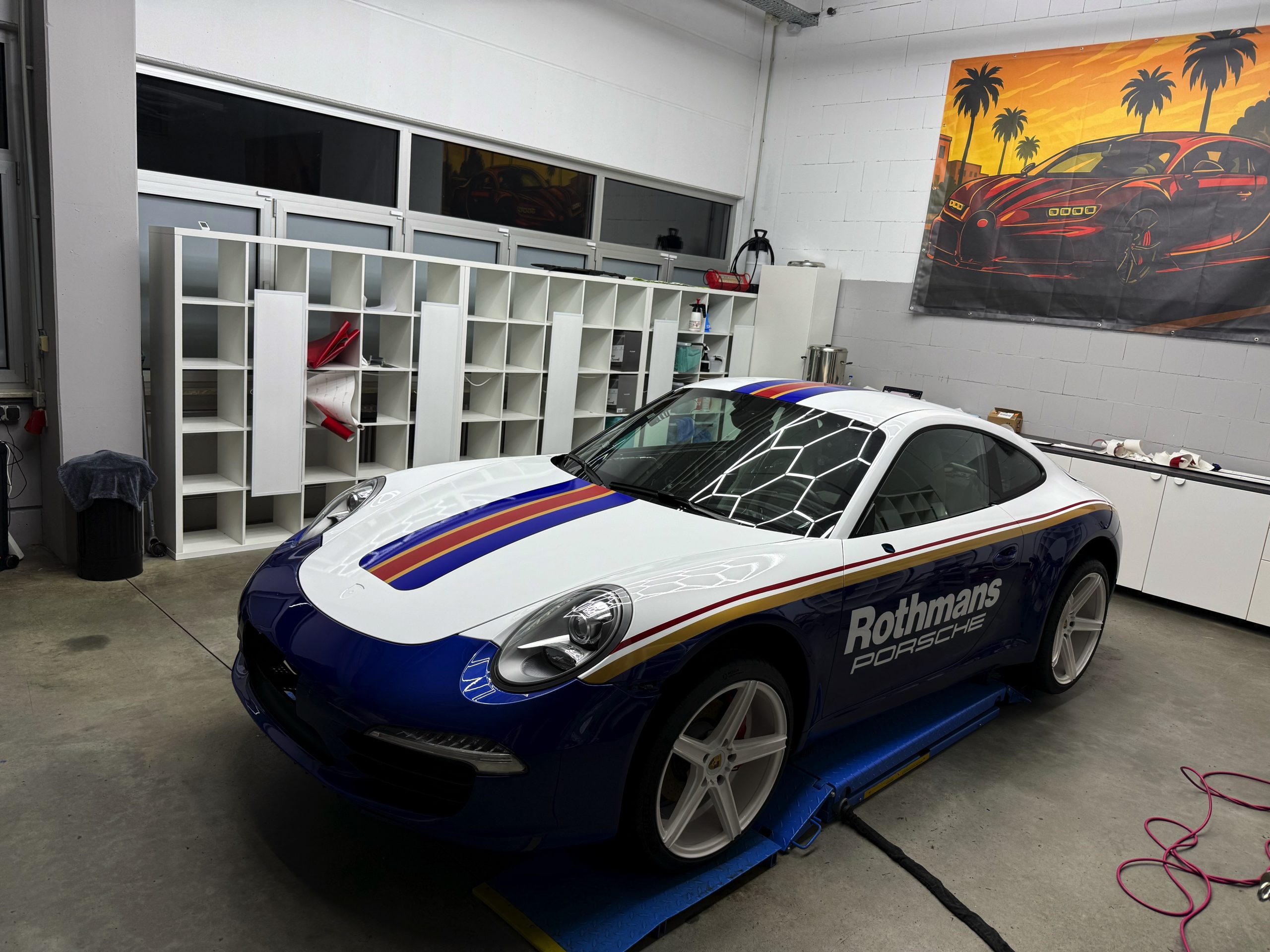 Porsche Carrera im klassischen Rothmans Motorsport-Design
