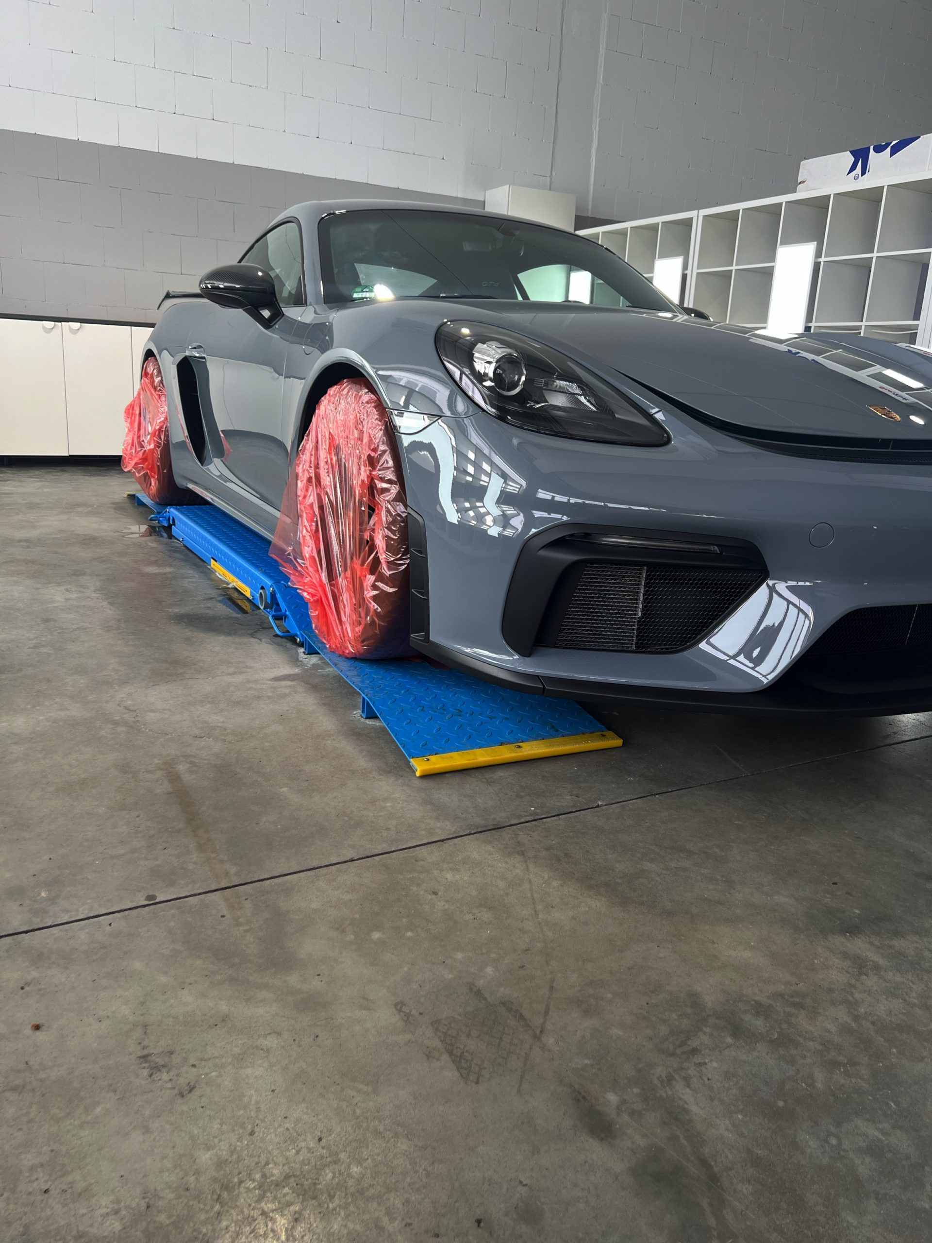 Porsche GT4 mit Steinschlagschutz und Lackschutzfolie von XPEL und SunTek
