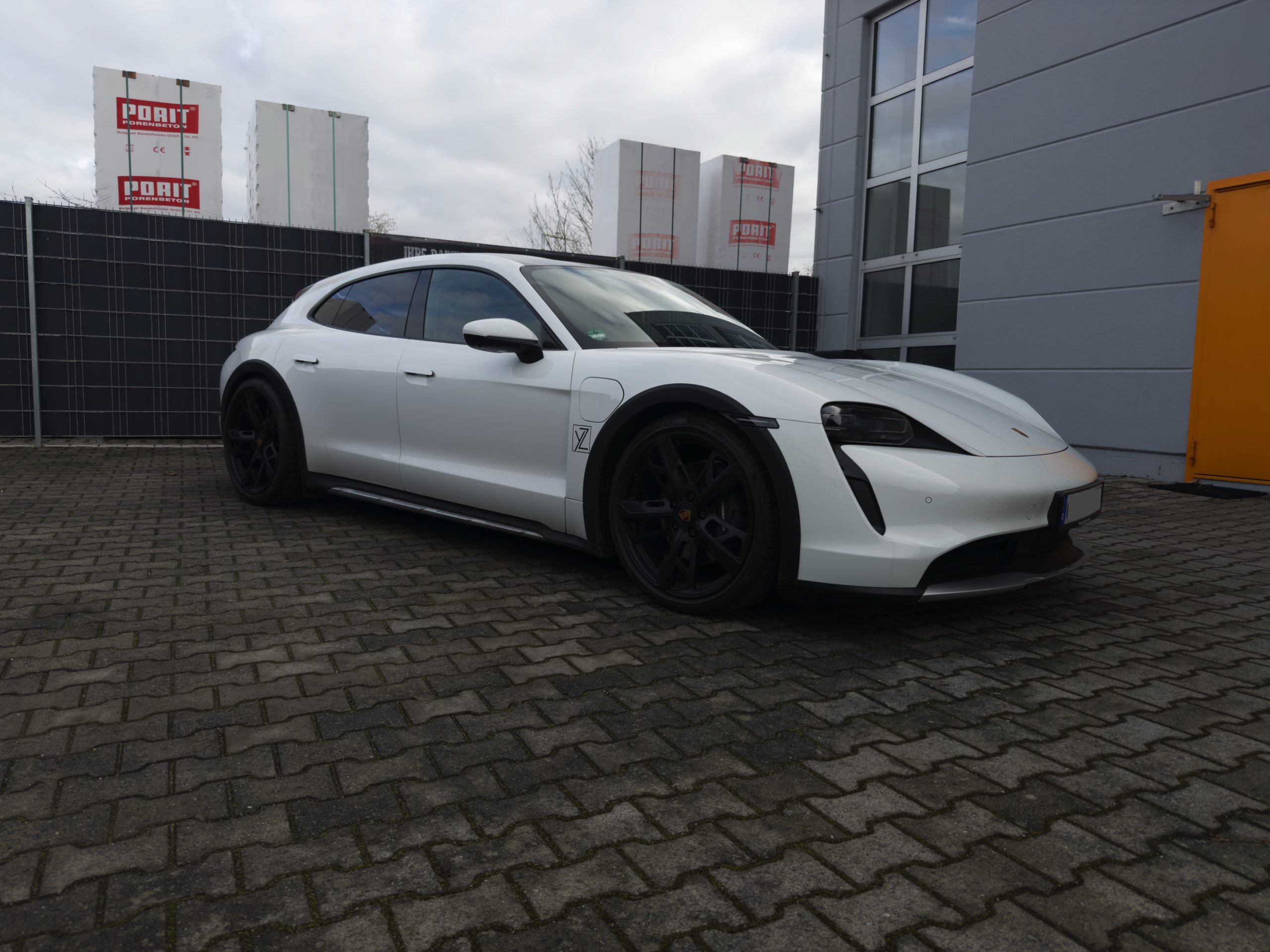 Porsche Taycan mit hochwertiger Folierung oder Lackschutz bei WrapIndustries