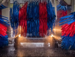 Foliertes Auto in der Waschanlage – Beitragsbild