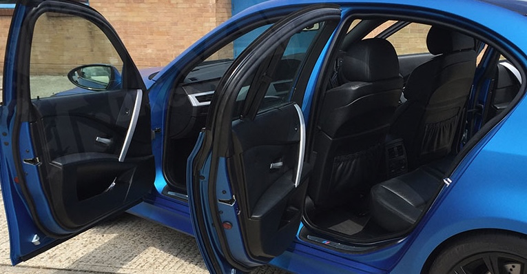 Vollfolierung – Türeinstieg foliert (Außenbereich)