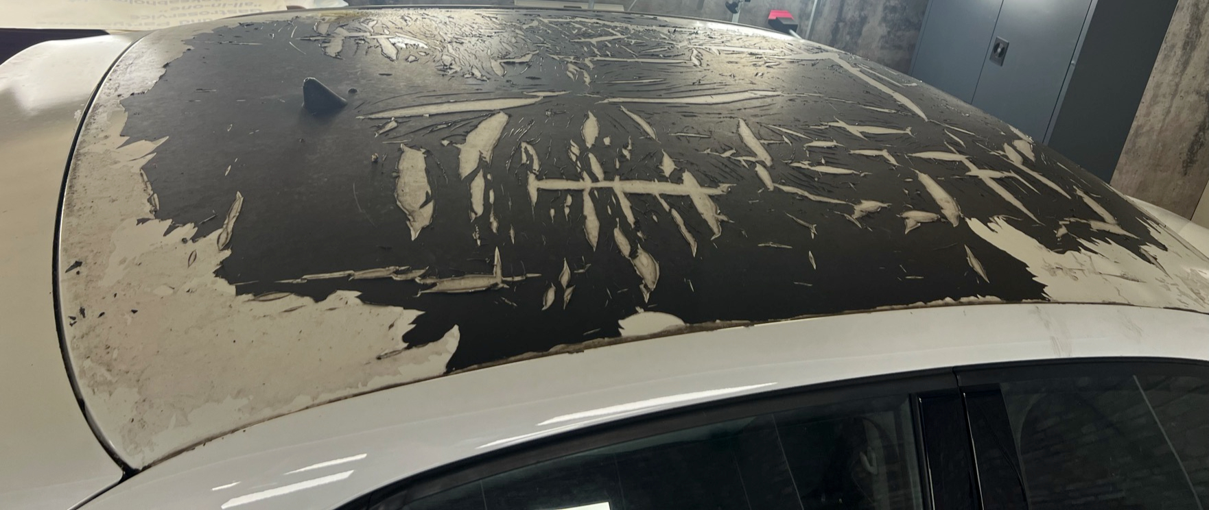 Audi A1 – Poröse Dachfolie (Vorher)