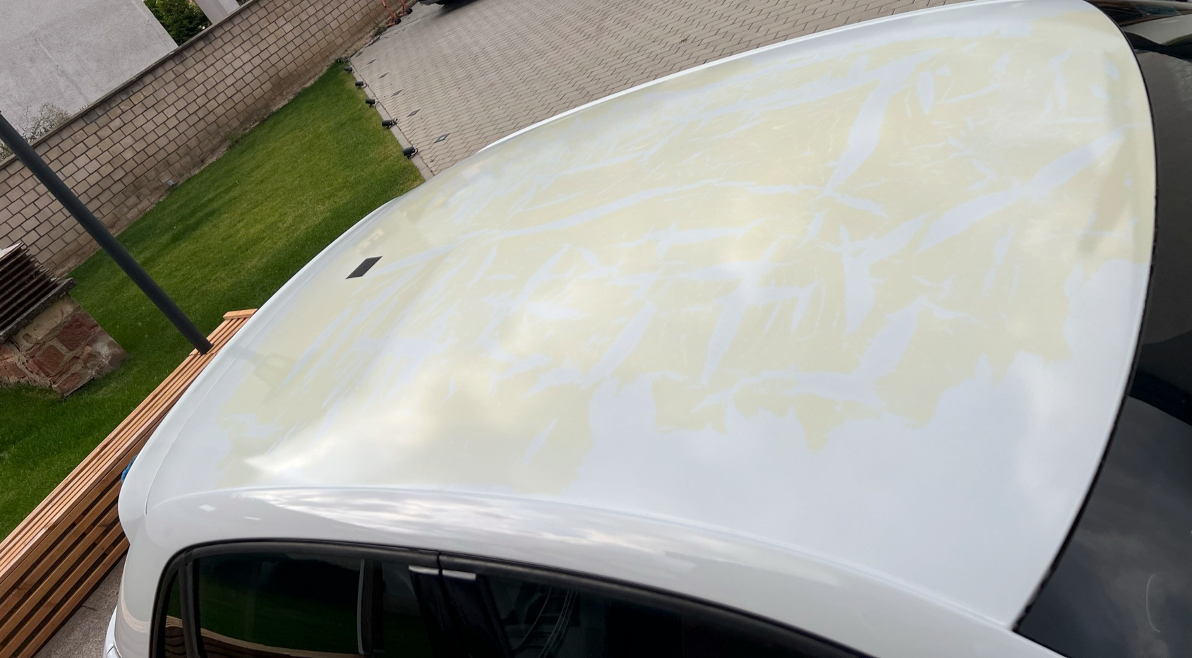 Audi A1 – Folie entfernt, gelbliche Rückstände durch eingebrannten Kleber