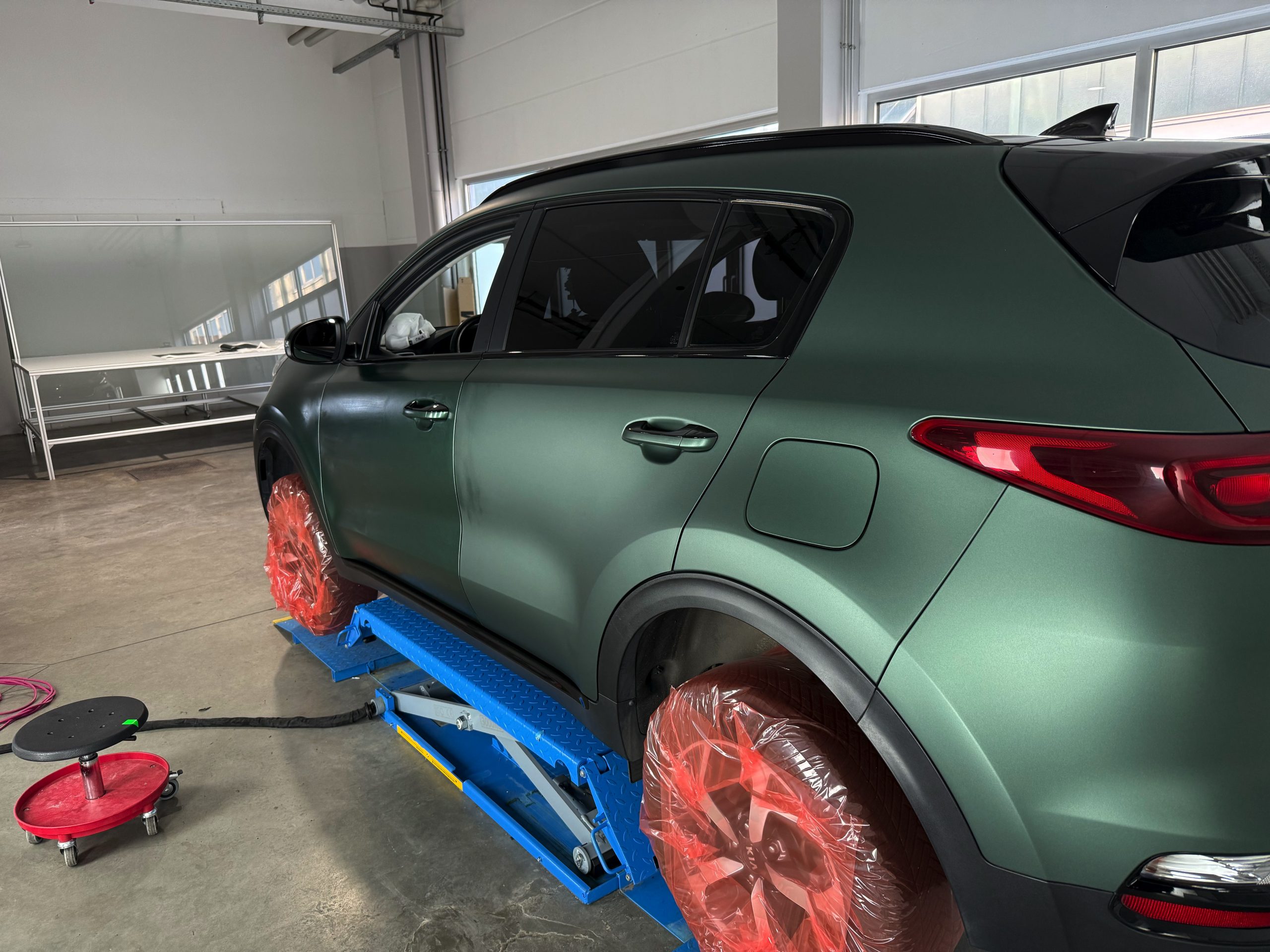 Kia Sportage Gesamtansicht in Matte Pine Green Metallic