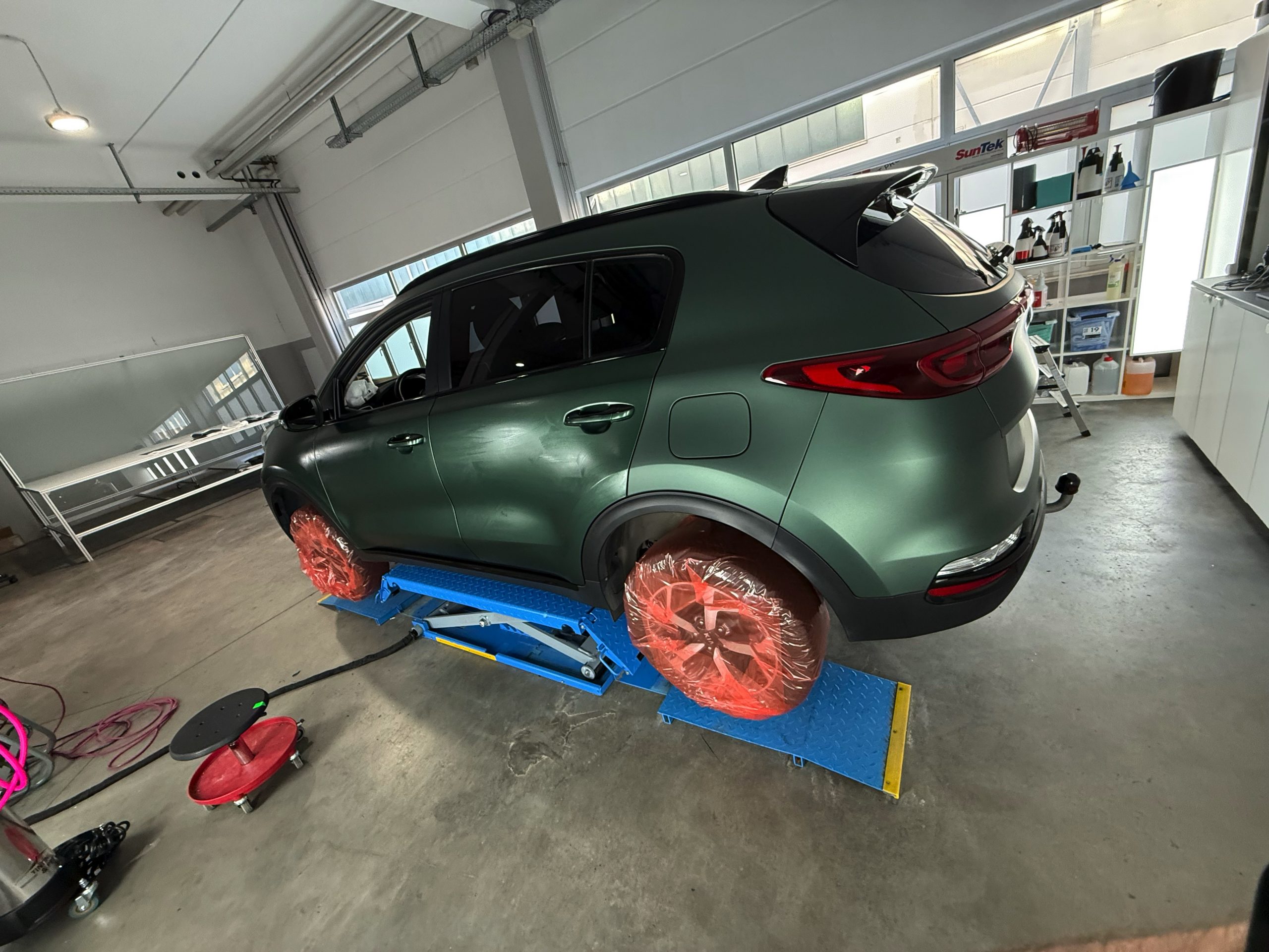 Kia Sportage mit matter Folierung und dunklen Akzenten