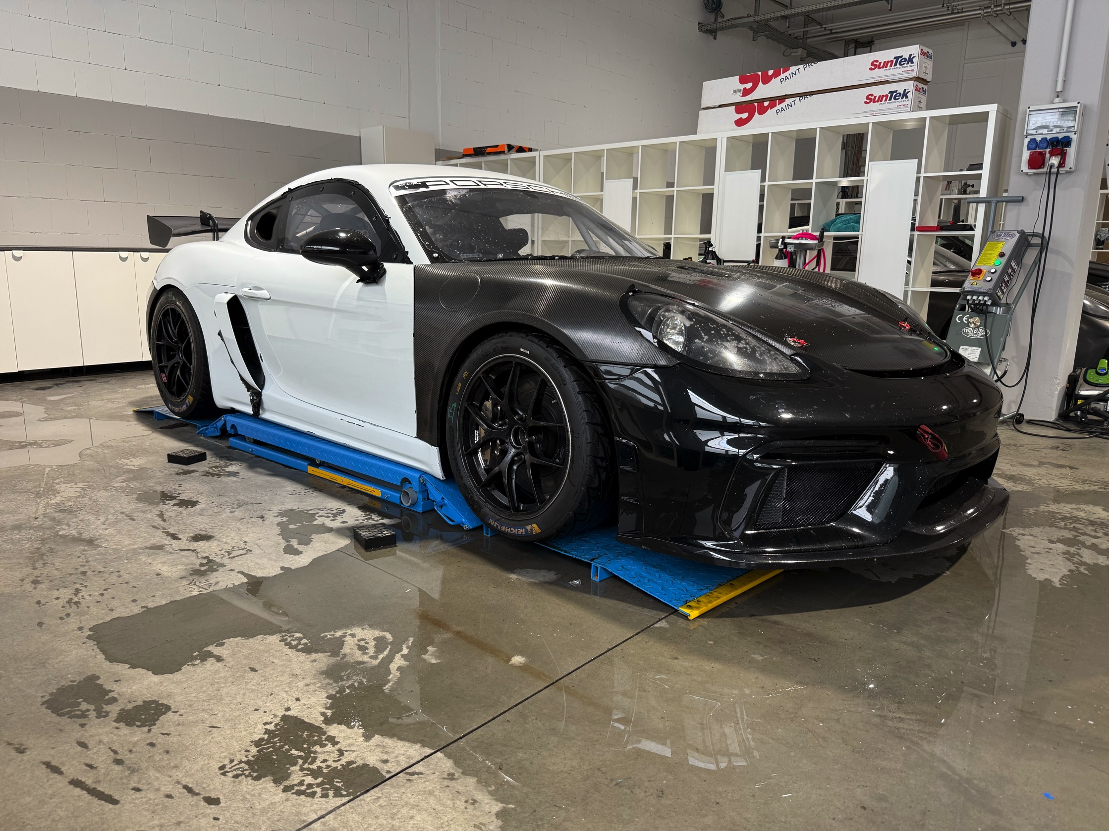 Porsche 718 Cayman GT4 Clubsport – Veedol Heritage Look (Motiv 4)
