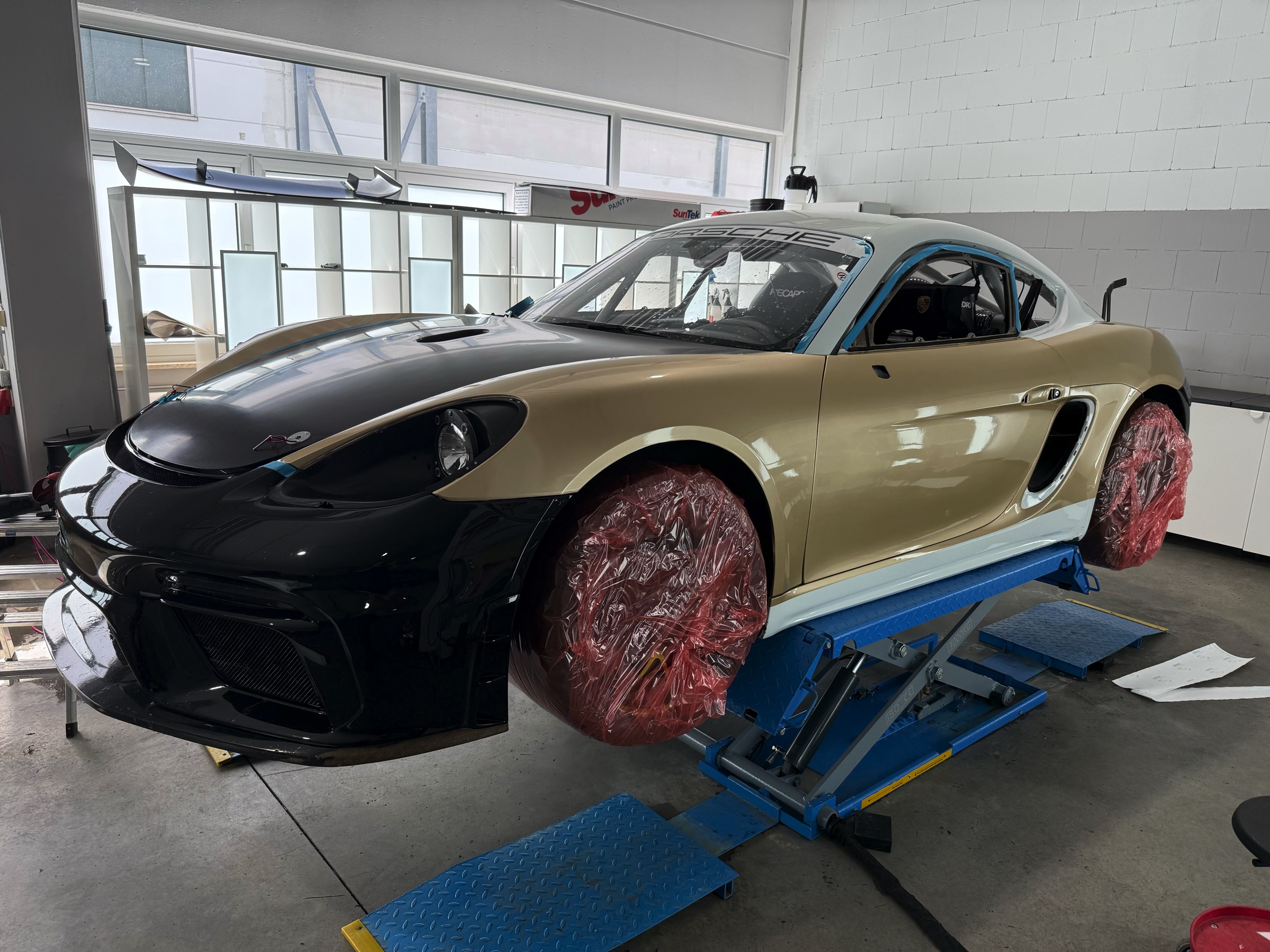 Porsche 718 Cayman GT4 Clubsport – Racing-Blau (Motiv 4)