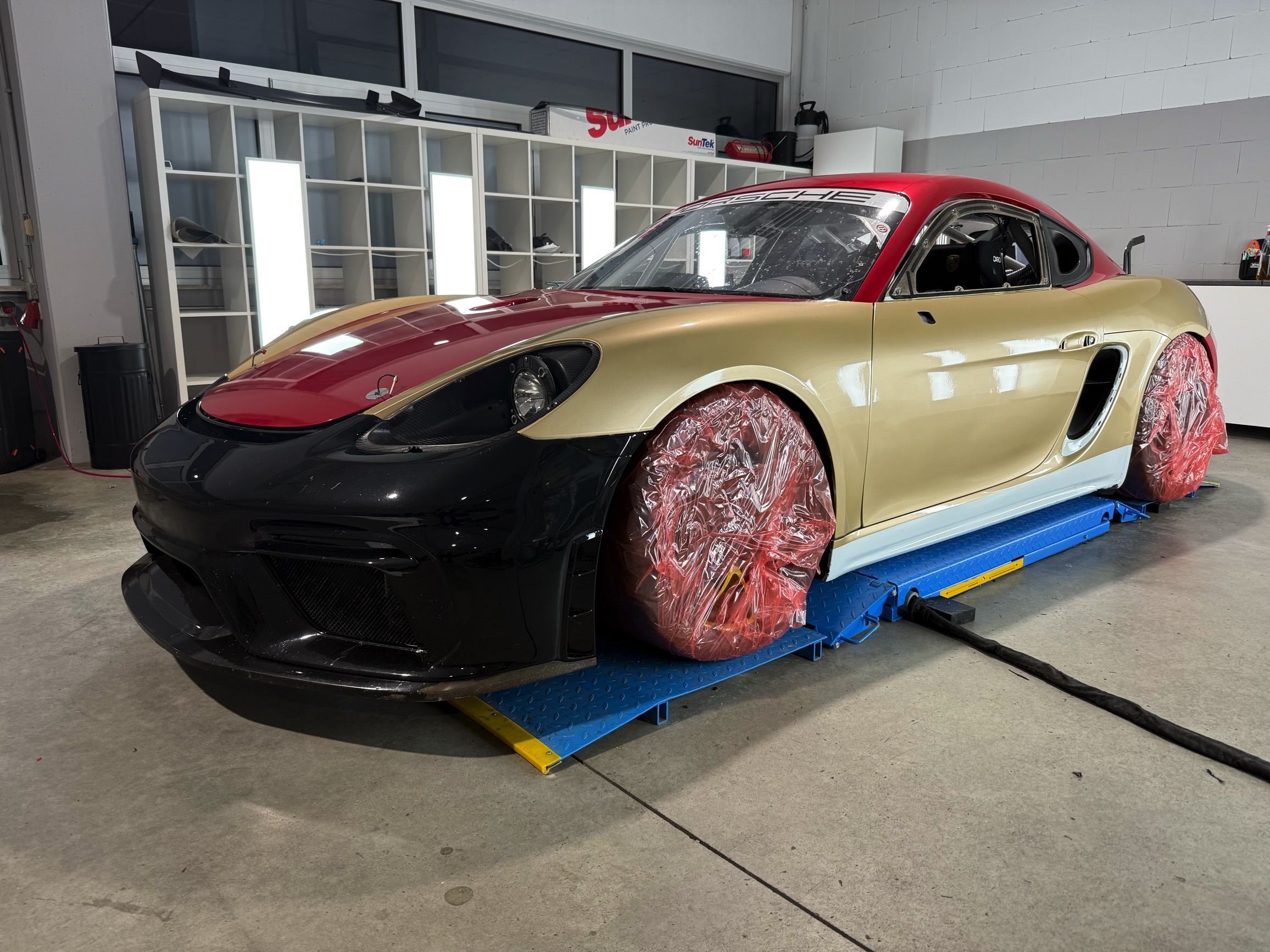 Porsche 718 Cayman GT4 Clubsport – Racing-Blau (Motiv 3)