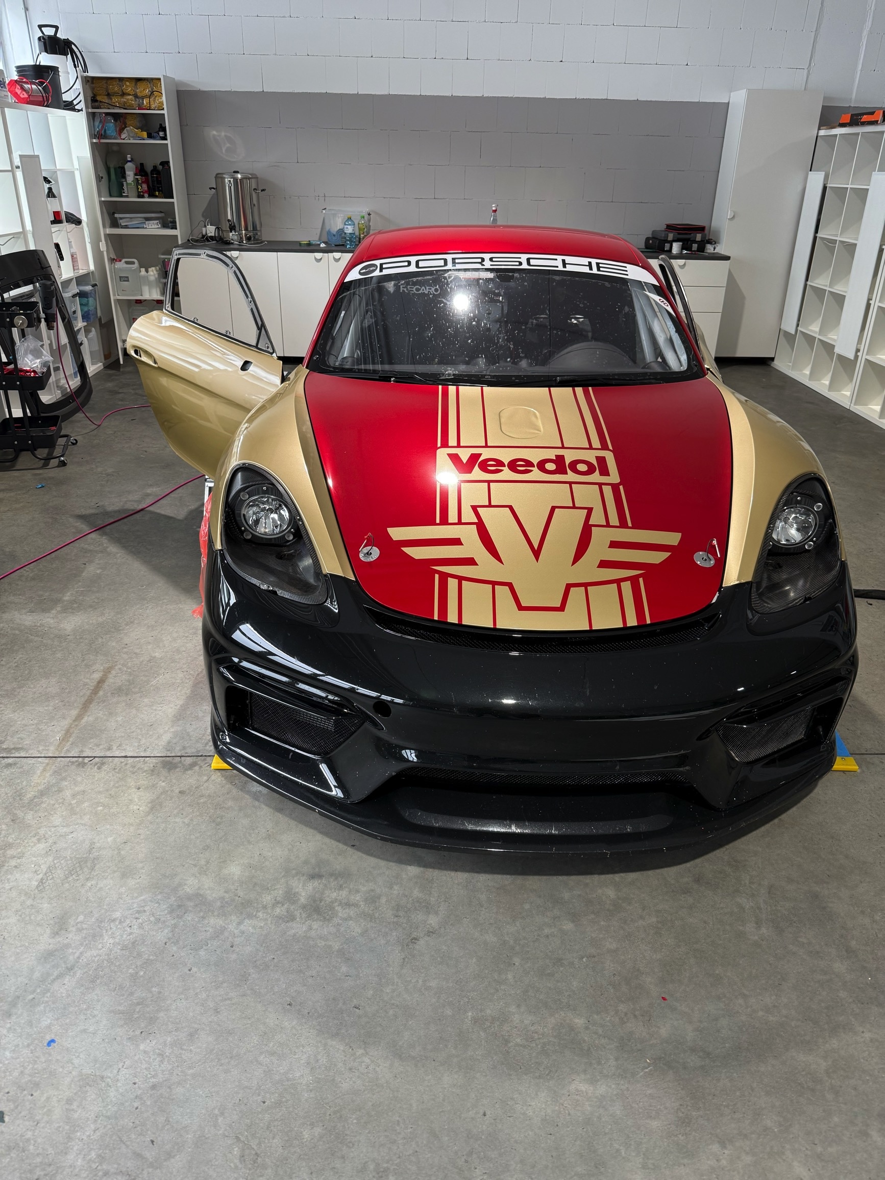 Porsche 718 Cayman GT4 Clubsport – Racing-Blau (Motiv 2)