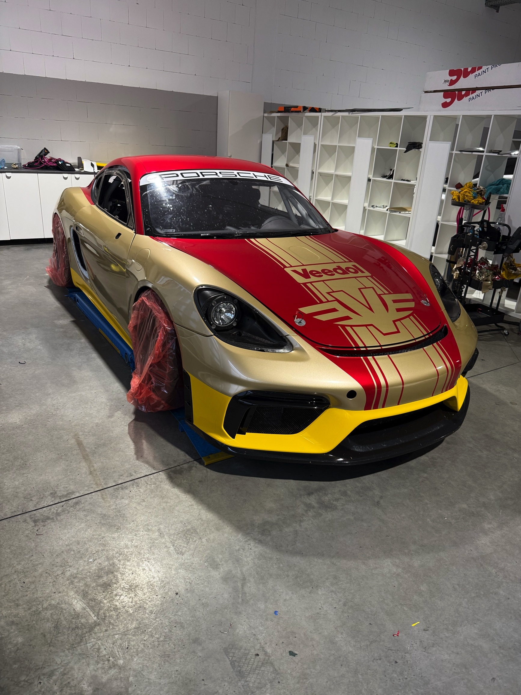 Porsche 718 Cayman GT4 Clubsport – Racing-Blau (Motiv 1)