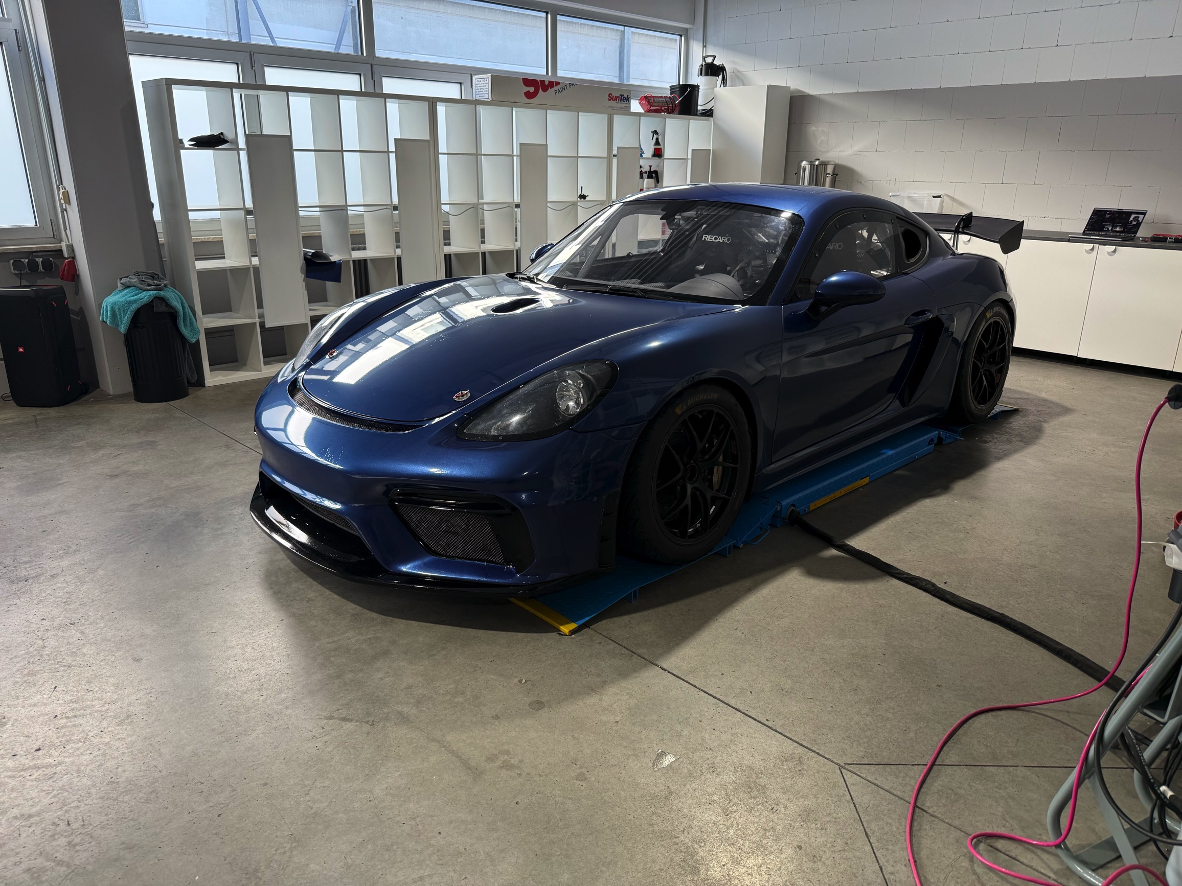 Porsche 718 Cayman GT4 Clubsport – Racing-Blau foliert mit schwarzen Akzenten