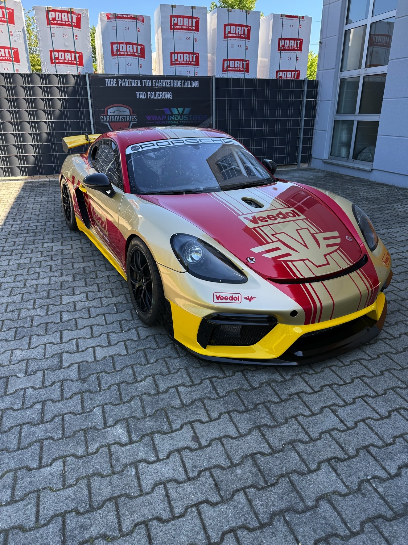 Porsche 718 Cayman GT4 Clubsport – Veedol Heritage Look Folierung