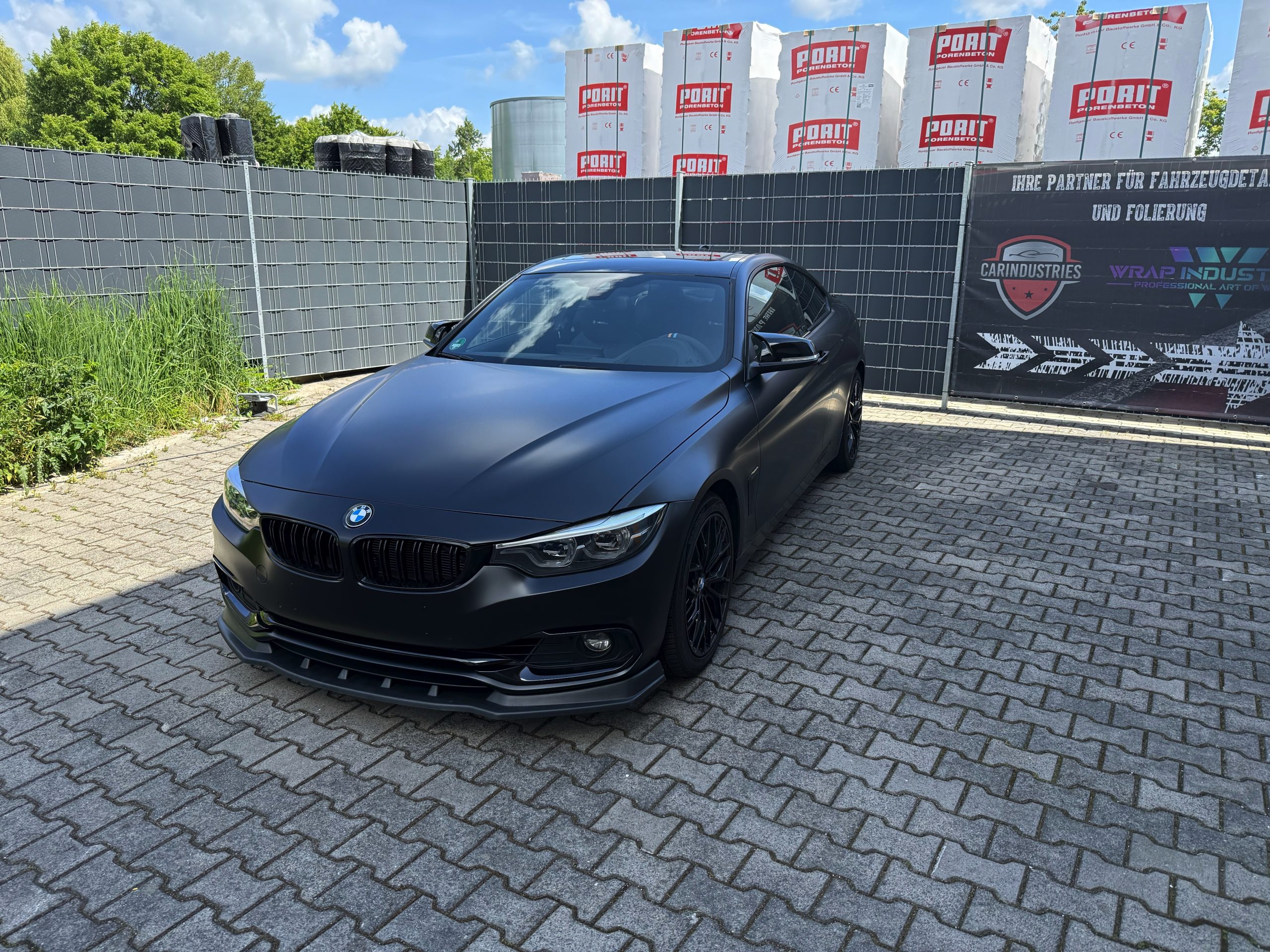 Projektbild: BMW 4er in Satin Black foliert