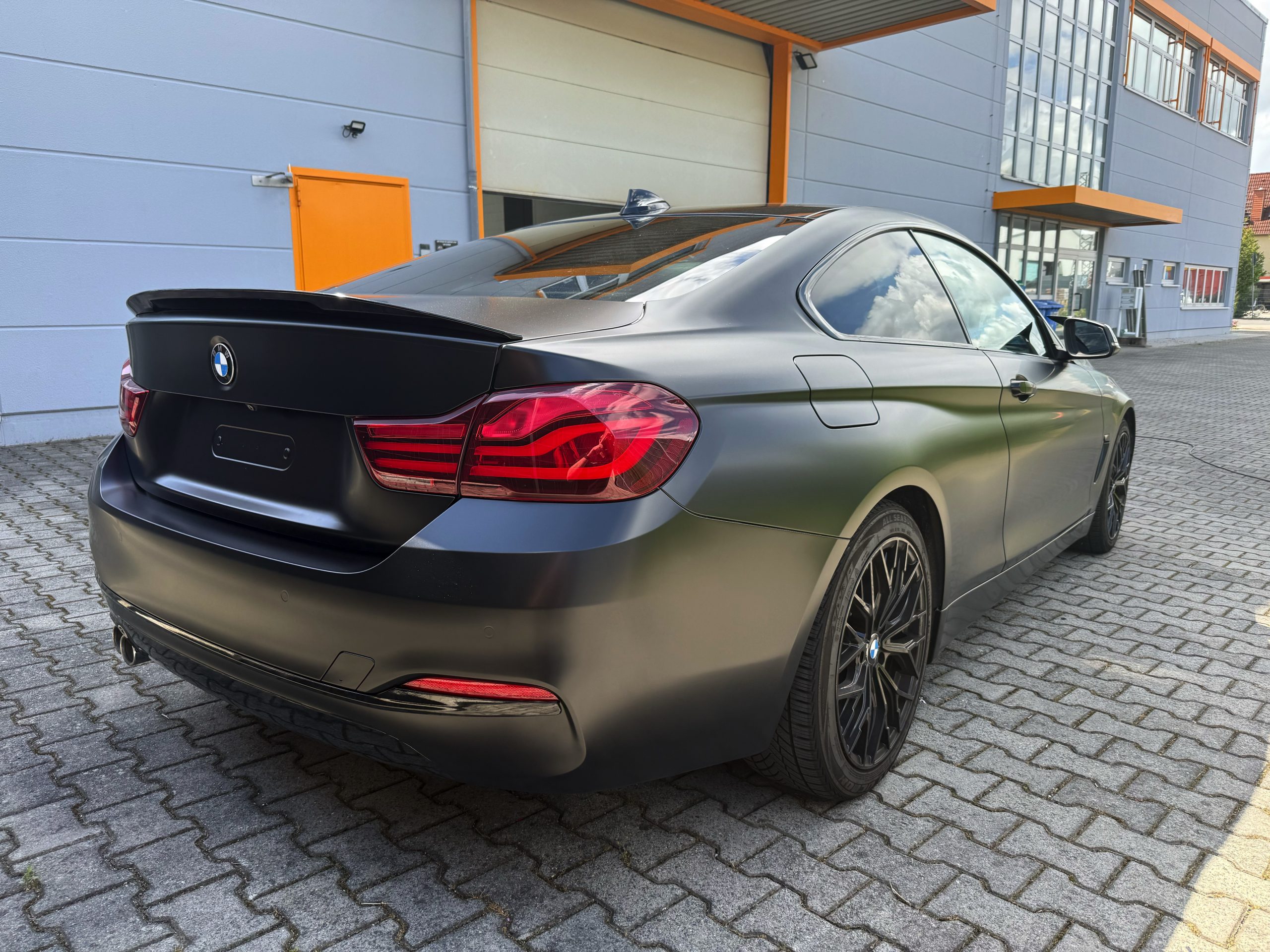 BMW 4er Farbfolierung Satin Black – Motiv 10